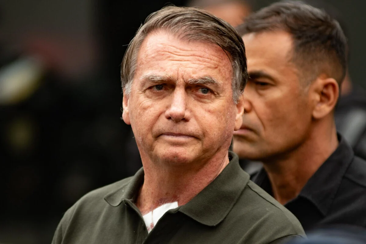 Juíza mantém a prisão de Bolsonaro após tentativa de violação de tornozeleira. Ex-presidente alegou paranoia e uso de ferro de solda. Entenda o caso.