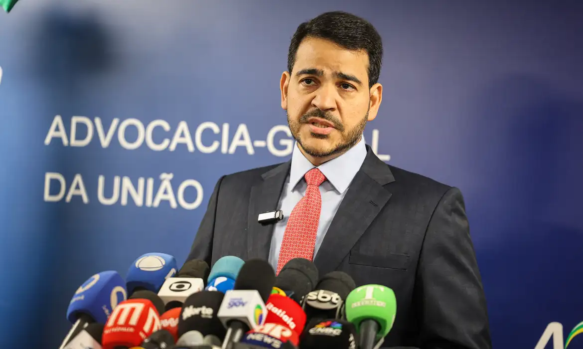 O presidente Lula indicou Jorge Messias para o STF nesta quinta (20). Atual AGU ocupará a vaga de Barroso se aprovado pelo Senado. Saiba mais.