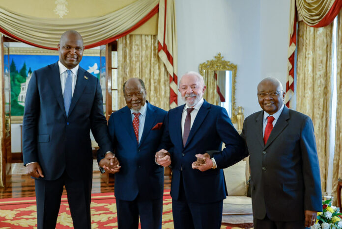 Brasil e Moçambique firmam 9 atos de cooperação. Lula defende BNDES para financiar obras e reforça laços em saúde, segurança e agricultura na África.