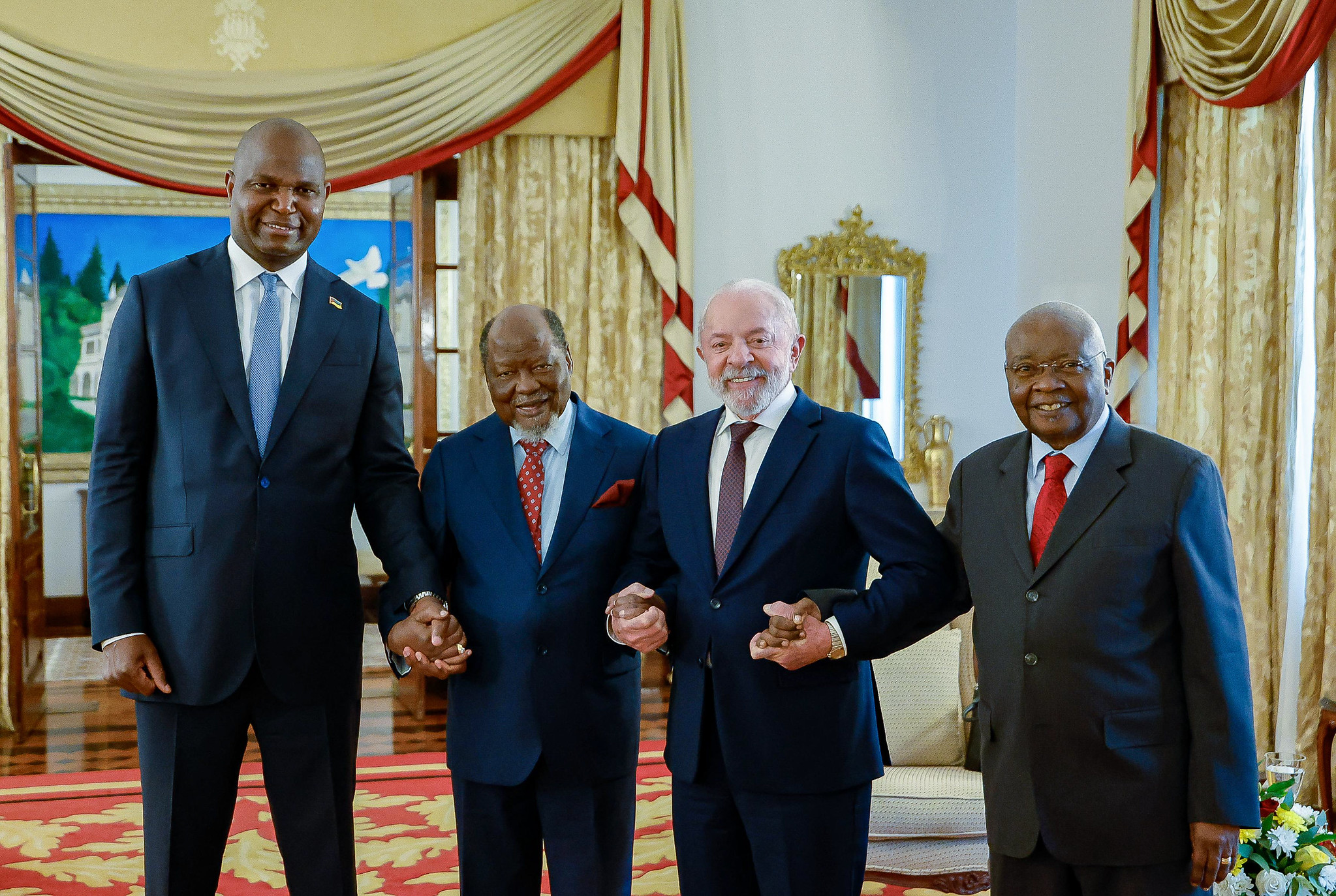 Brasil e Moçambique firmam 9 atos de cooperação. Lula defende BNDES para financiar obras e reforça laços em saúde, segurança e agricultura na África.