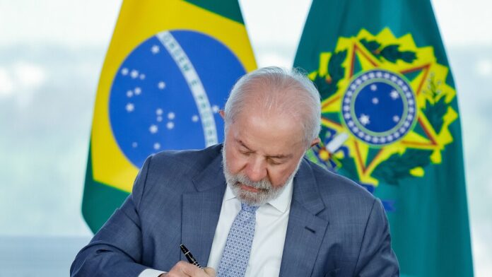 Lula sanciona lei que proíbe linguagem neutra em órgãos públicos. Medida integra Política de Linguagem Simples e veta termos como 