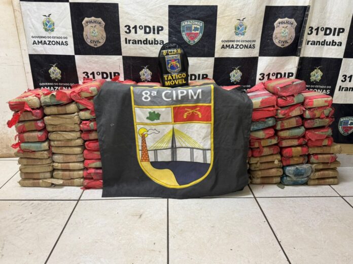 Polícia Militar apreende 112 tabletes de maconha no Iranduba após denúncia anônima. Droga estava em barco abandonado perto da Ilha da Paciência.