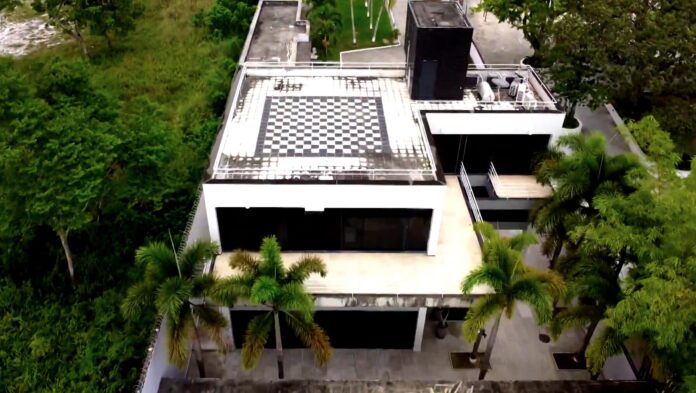 Investigação apura envolvimento de Liege Aurora, dona da Arezzo, após descoberta de cocaína negra em sua mansão. Defesa alega culpa de caseiros.