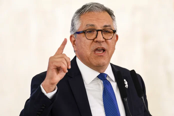 Ministério da Saúde aciona Justiça contra médicos antivacina que vendem falsas curas e cursos, lucrando com desinformação sobre vacinas