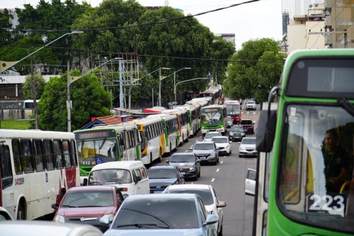 Uma paralisação de ônibus em Manaus surpreendeu passageiros no Terminal 1. Motoristas cobram vale-alimentação atrasado. Saiba mais sobre o protesto.