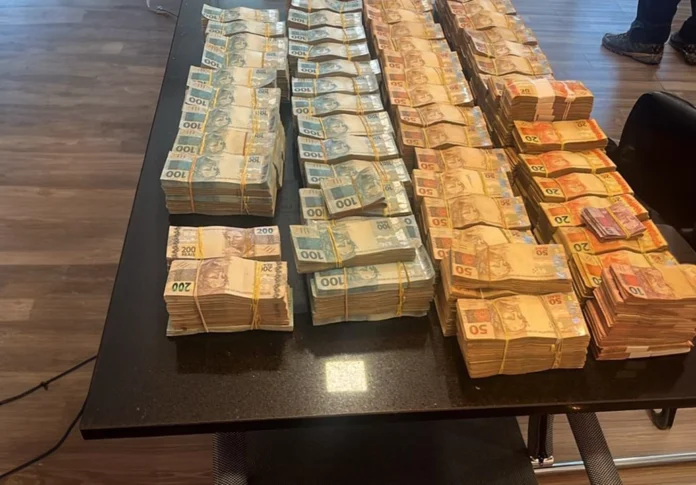 PF investiga sobrepreço de 3.500% em venda de livros de empresa ligada a ex-nora de Lula. Esquema teria lucrado R$ 50 mi com prefeituras.