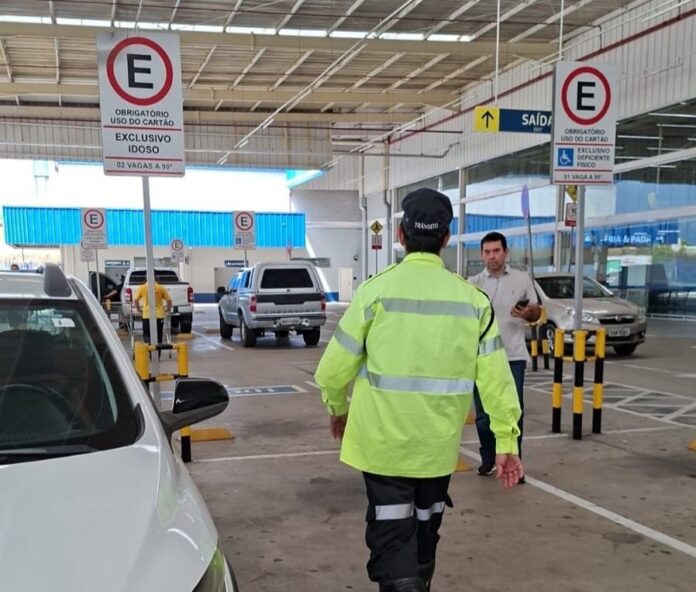 Manaus reforça fiscalização de vagas especiais, remove veículo e aplica multas para coibir uso irregular destinado a PcDs e idosos.