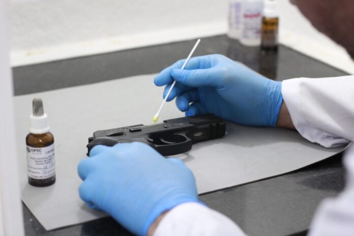 A Polícia Científica do AM usa técnica inovadora para restaurar a numeração de armas, identificar proprietários e combater o crime. Saiba mais.