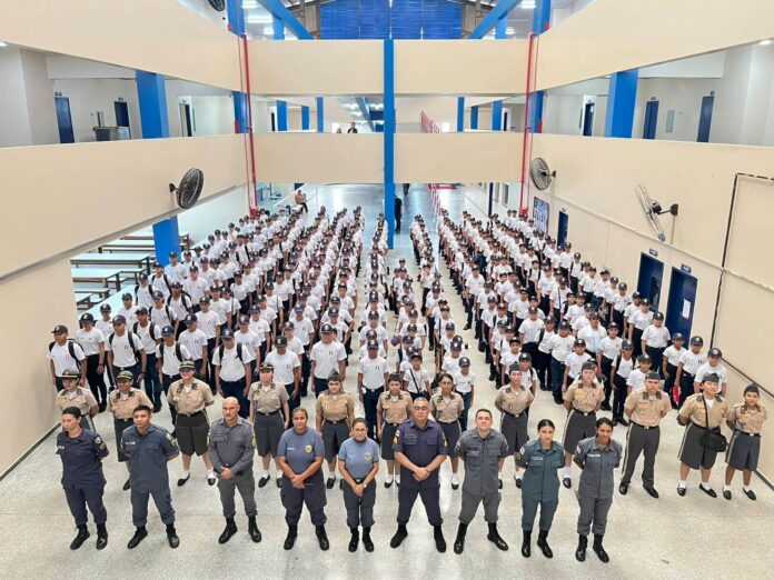 A Polícia Militar do Amazonas abriu inscrições para 250 vagas nos Colégios Militares, com seleção por prova e análise de boletim.