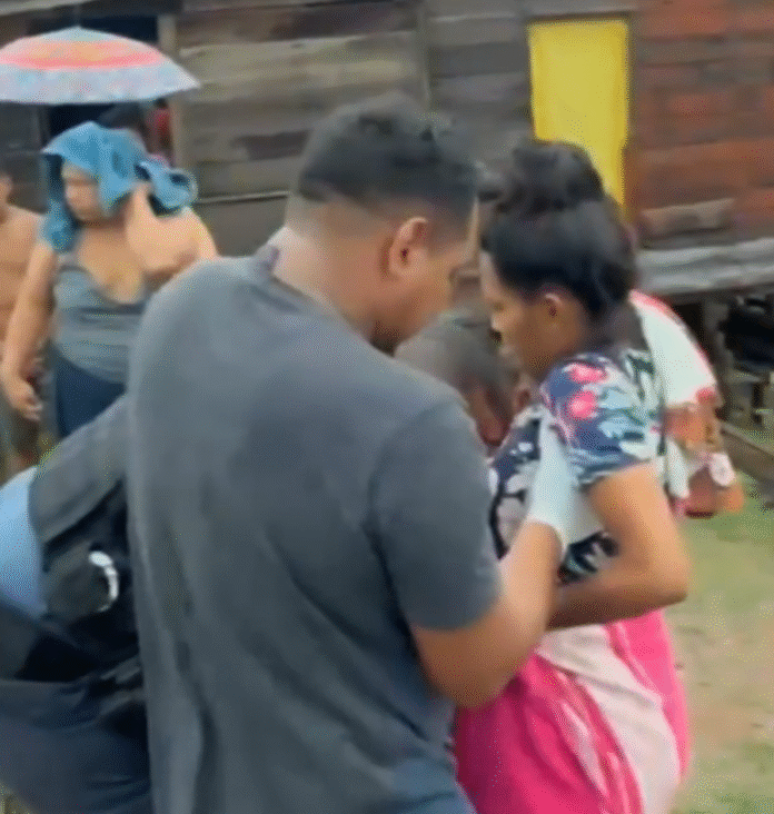 Jovem de 18 anos tem parto em casa em Barreirinha (AM). PM realizou o resgate de mãe e bebê sob forte chuva. Ambos passam bem.