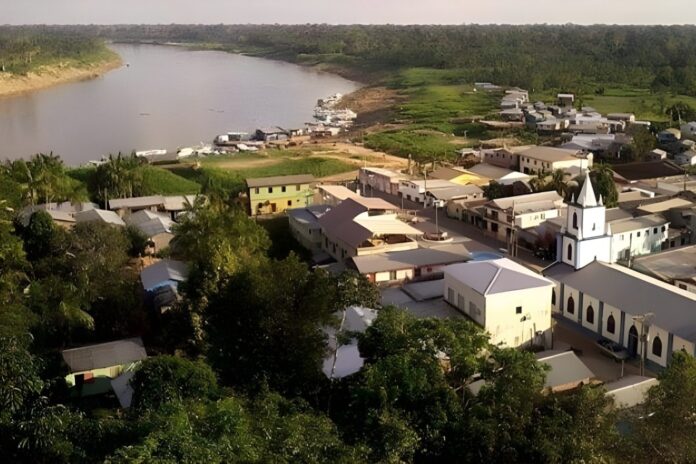 Justiça condena educadores a 50 anos por estupro em Pauini. Entenda o caso de abuso contra 12 alunas e a punição por omissão do diretor escolar.