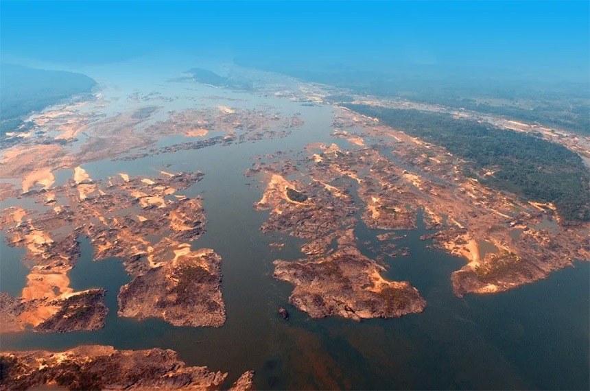 Projeto bilionário da Hidrovia Tocantins busca impulsionar o agronegócio, mas preocupa ribeirinhos da Amazônia por seus impactos ambientais.