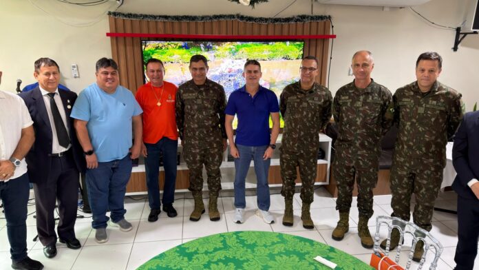 David Almeida recebe Comando Militar da Amazônia. Encontro destaca soluções ambientais, ecobarreiras e reforça parceria institucional em Manaus.
