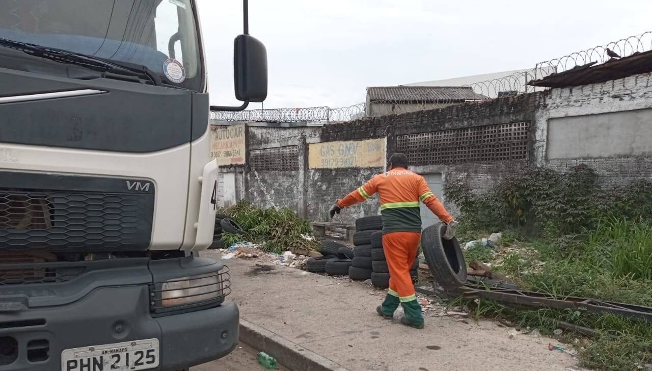 Prefeitura de Manaus recolheu mais de 5 mil pneus jogados irregularmente em apenas dois dias. A ação da Semulsp combate o descarte ilegal.