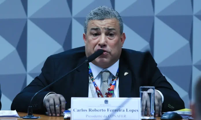 PF busca o presidente da Conafer, considerado foragido na Operação Sem Desconto. Entenda o esquema de fraude no INSS e os núcleos da organização.