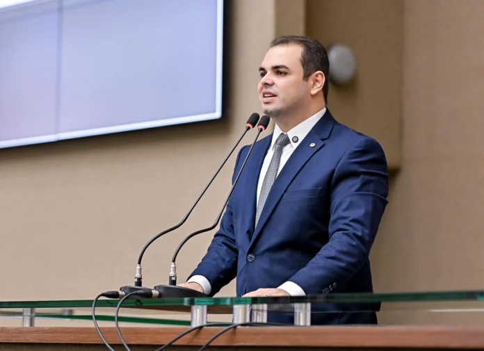 Roberto Cidade confirma a realização das provas do concurso da Aleam para o dia 14 de dezembro. Veja o cronograma completo da FGV.