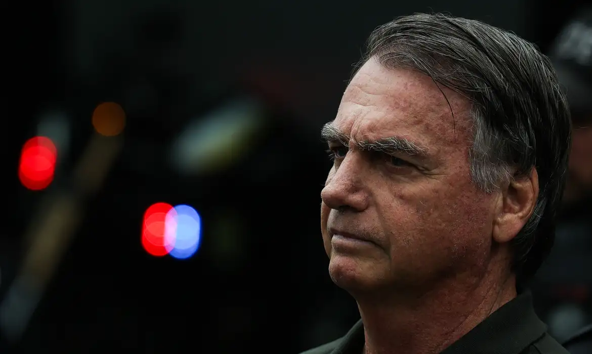 A prisão preventiva de Bolsonaro foi decretada após violação de tornozeleira e risco de fuga, segundo o STF. PF deteve o ex-presidente em Brasília.