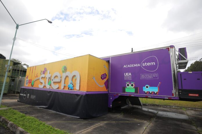 Saiba como o Projeto Stem Criar, parceria da UEA e Samsung, usa um laboratório móvel para levar robótica e IA a 9 mil alunos no Amazonas.