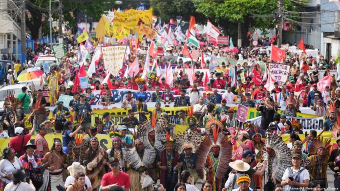 Na COP30, movimentos sociais exigem fim dos fósseis e estudo da ONU alerta para perda de 33% do PIB amazônico sem ação climática.