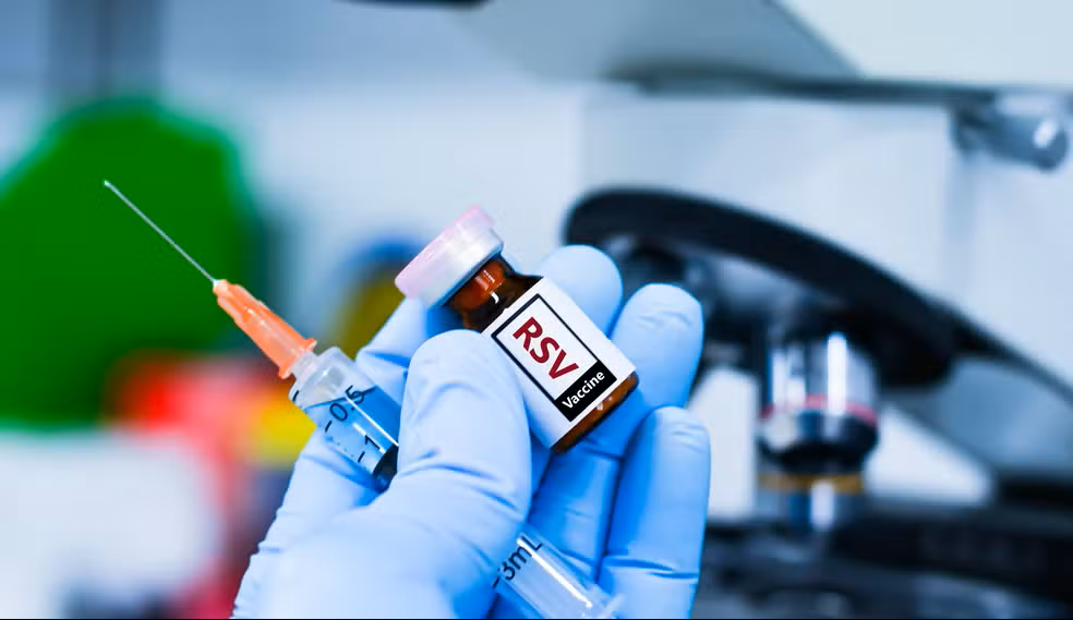 Amazonas recebe 18.820 doses da vacina contra VSR para proteger bebês de bronquiolite e pneumonia. Vacinação de gestantes começa em dezembro.