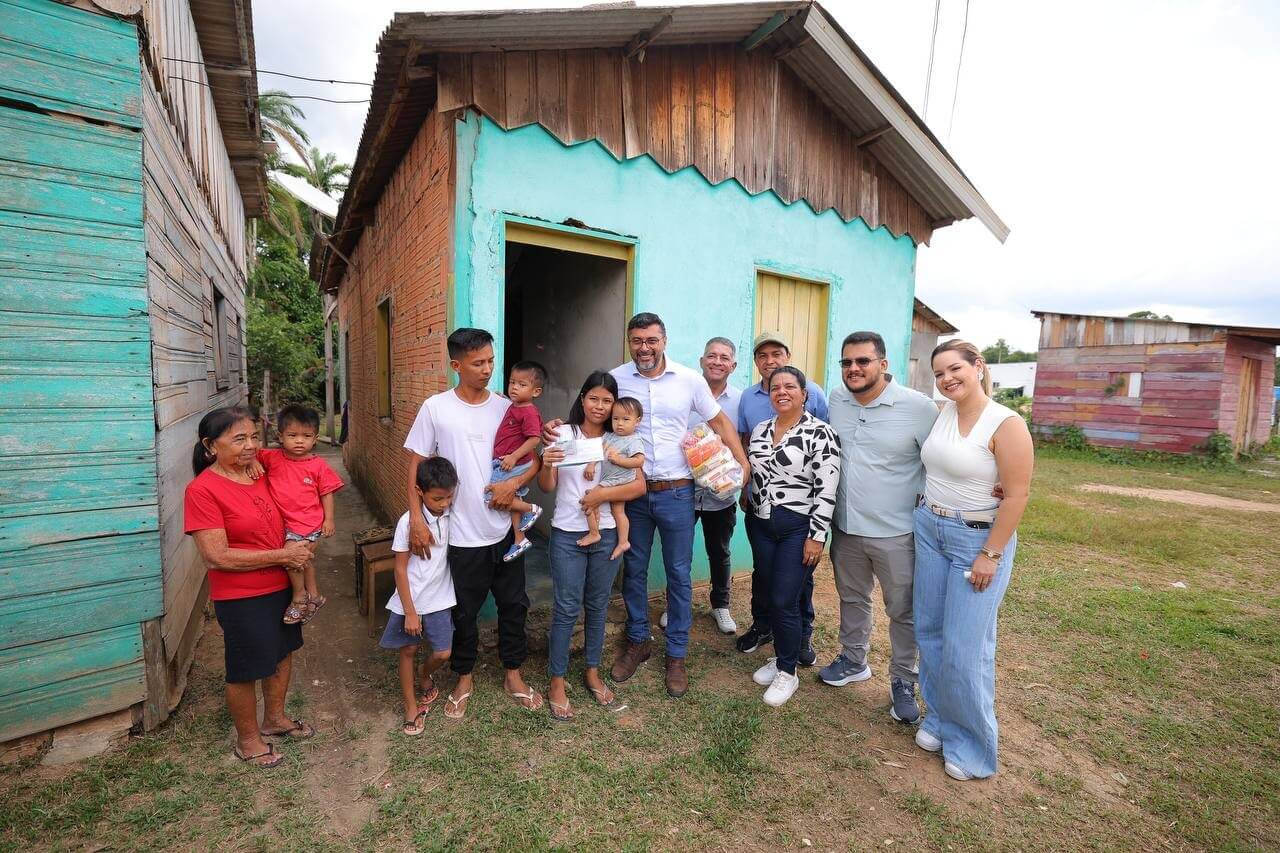 Governo do Amazonas entrega 700 novos cartões do Auxílio Estadual em Nova Olinda do Norte, ampliando para 2,8 mil famílias.