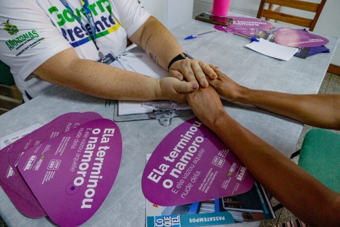 Ligue 180 completa 20 anos e registra 2.230 atendimentos a mulheres no Amazonas em 2025, reforçando a rede de proteção contra violência.