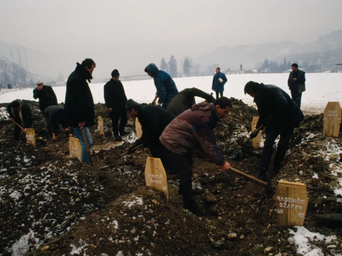 Procuradoria de Milão investiga 'safari humano' onde italianos teriam pago para atirar em civis e crianças em Sarajevo nos anos 90.
