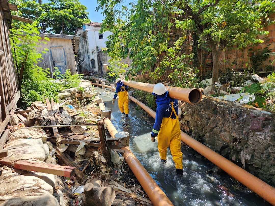 O saneamento em Manaus avança com tecnologias adaptadas para palafitas e áreas ribeirinhas, levando saúde e dignidade a milhares de famílias.