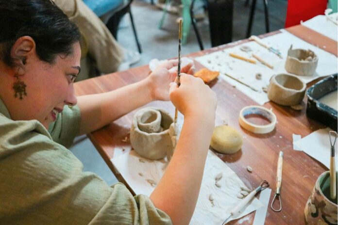 O que são skillcations? Descubra a nova tendência de férias onde profissionais usam o tempo livre para aprender habilidades, e veja os prós e contras.