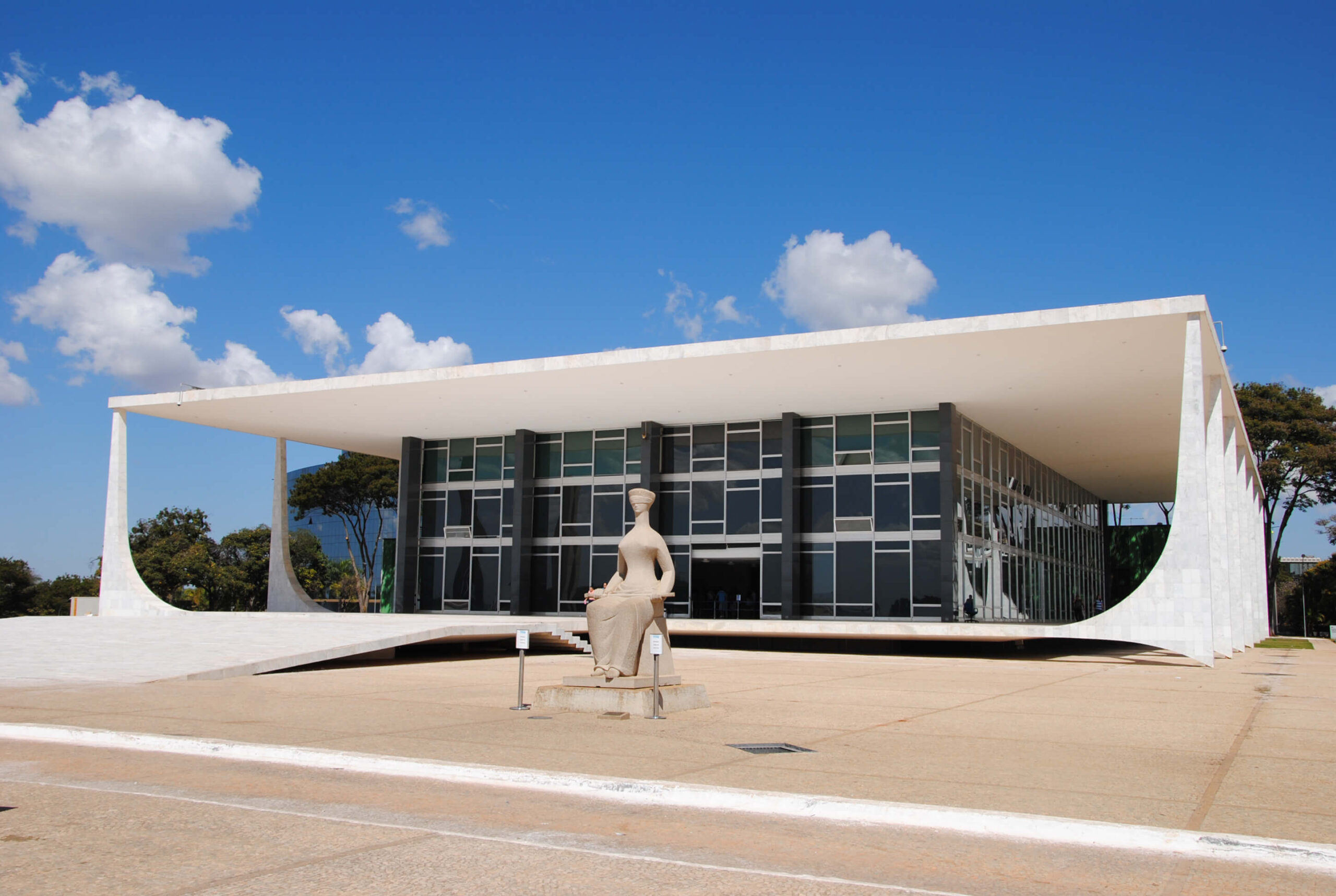 Primeira Turma do STF julga recurso de Bolsonaro contra condenação relacionada à trama golpista investigada pela Corte.