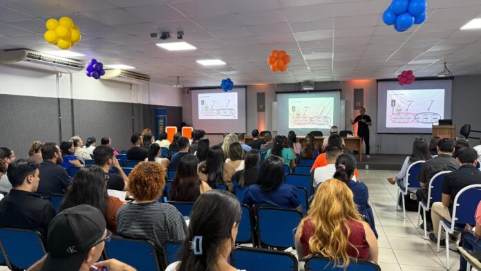 Prefeitura de Manaus oferece curso gratuito sobre ChatGPT. Treinamento ensina como usar IA para aumentar vendas e produtividade.