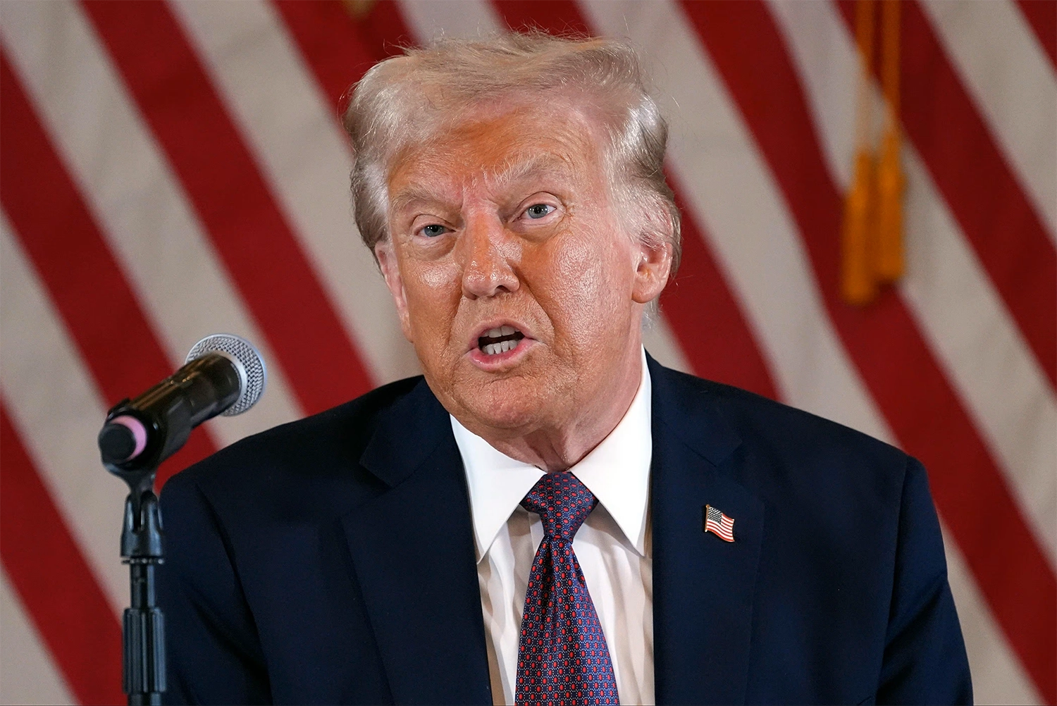 Donald Trump decreta pausa na imigração de países em desenvolvimento e revisa vistos após ataque a tiros em Washington. Entenda as novas medidas.