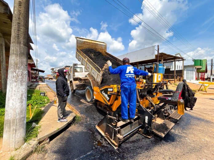 Programa Asfalta Amazonas realiza pavimentação e melhorias em vias de 17 municípios e prepara expansão para outras 15 cidades do interior.