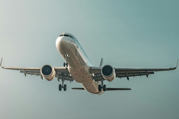 Sete aéreas suspendem voos para Venezuela após alerta dos EUA. Saiba quais empresas mantêm operações e entenda a tensão geopolítica e militar na região.