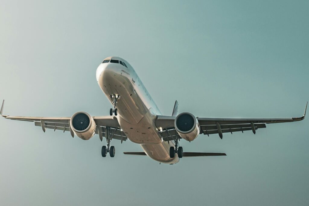 Sete aéreas suspendem voos para Venezuela após alerta dos EUA. Saiba quais empresas mantêm operações e entenda a tensão geopolítica e militar na região.