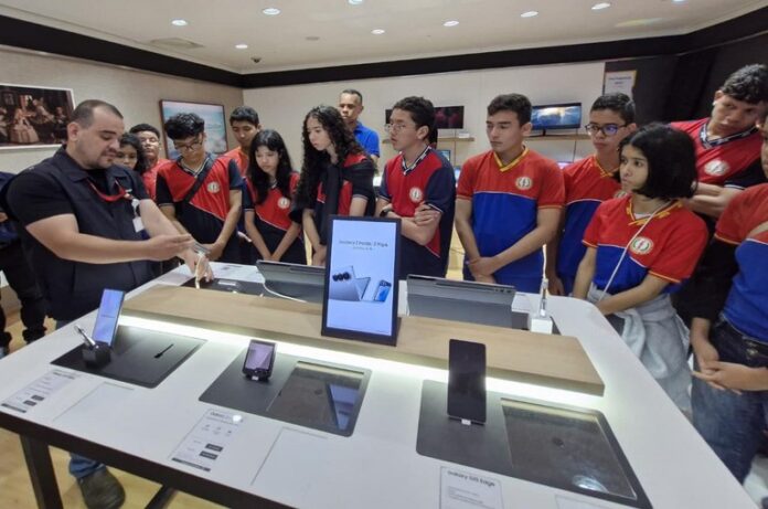 Alunos visitam a Zona Franca de Manaus e conhecem a fábrica da Samsung. Saiba como o projeto Portas Abertas une educação e tecnologia no Polo Industrial.