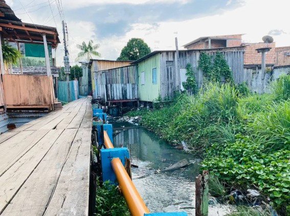 Projeto de saneamento em palafitas de Manaus, exibido na COP30, transforma comunidades e inspira soluções replicáveis.