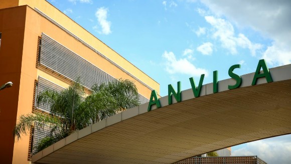 Anvisa proíbe a venda e determina o recolhimento de suplementos das marcas Proteus e Bugroon por falta de registro e licença sanitária.