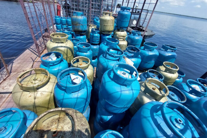 Saiba tudo sobre o Gás do Povo. Programa inicia recarga gratuita de botijões nesta segunda (24) em 10 capitais. Veja regras e como solicitar o benefício.