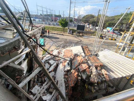 Caixa d’água desaba e causa danos em fábrica de vinagre na Zona Oeste de Manaus. Estrutura metálica cedeu, mas não houve feridos.