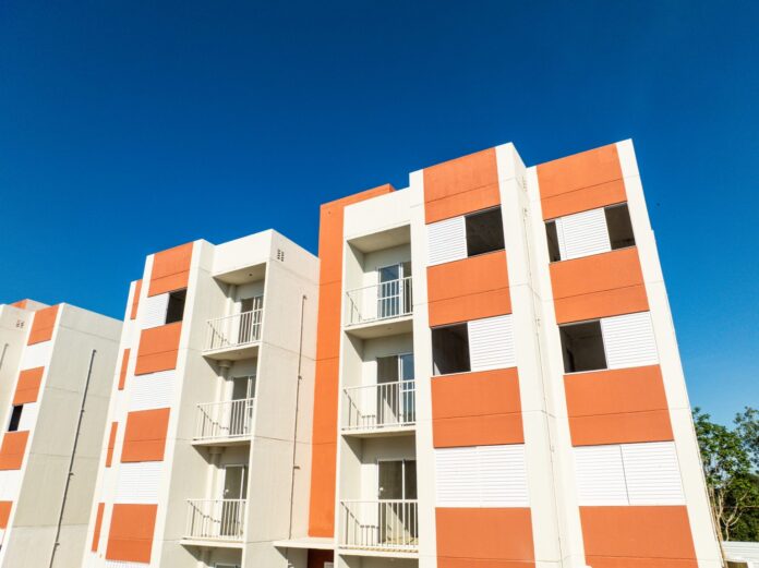 Prefeitura de Manaus alerta sobre golpes com falsas promessas de casa própria e reforça que programas habitacionais são gratuitos.