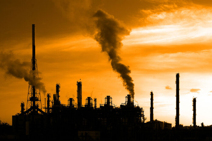 Novo rascunho da COP30 ignora o fim dos combustíveis fósseis. Texto frustra UE e países insulares ao focar apenas em financiamento sem origem definida.