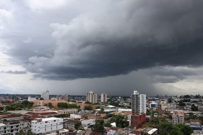 Prefeitura de Manaus registra dez ocorrências após fortes chuvas desta quinta-feira. Defesa Civi alagação, deslizamento e erosão.