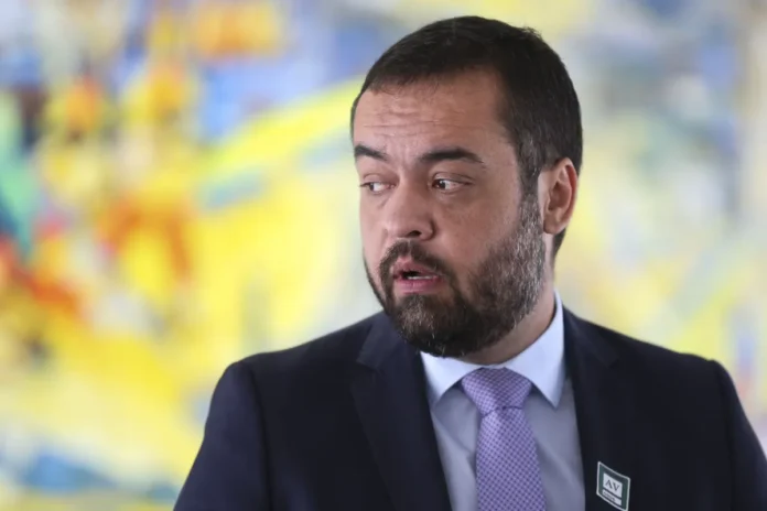 Ministra do TSE vota pela cassação de Cláudio Castro, mas julgamento é suspenso; processo define futuro do governador do Rio de Janeiro.