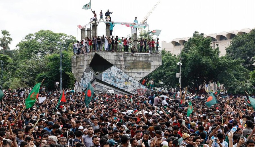 Sheikh Hasina, ex-primeira-ministra de Bangladesh, foi condenada à morte por repressão violenta a protestos estudantis.