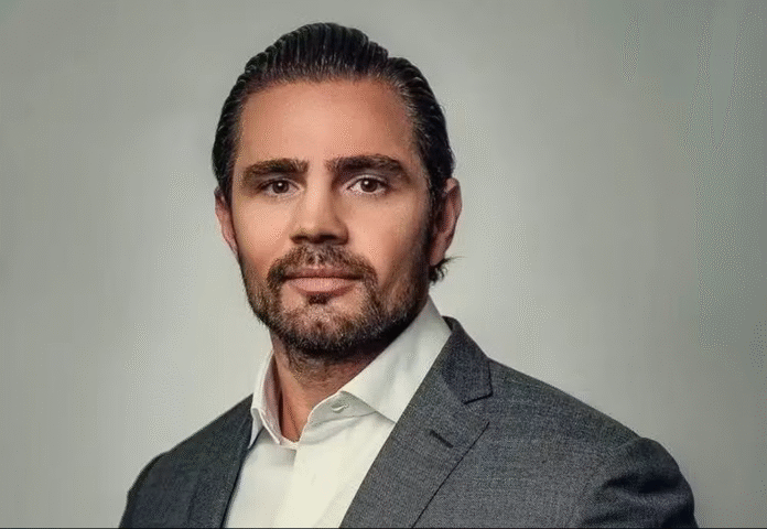 Dono do Banco Master foi preso pela PF ao tentar fugir do país. BC decretou liquidação extrajudicial da instituição após descoberta de fraude bilionária.