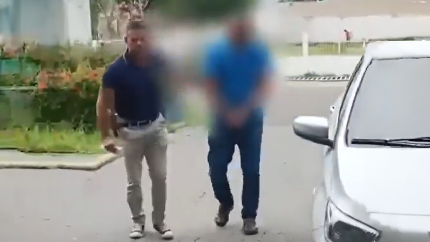 Professor de 57 anos é preso em flagrante por importunação sexual em Manacapuru (AM). Polícia confirma assédio contra aluna de 16 anos com base em imagens.