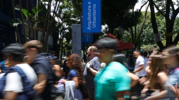 Abstenção no Enem 2025 chega a 27%. Provas tiveram tema sobre envelhecimento e 3,2 mil eliminações. Gabarito sai em 13 de novembro.