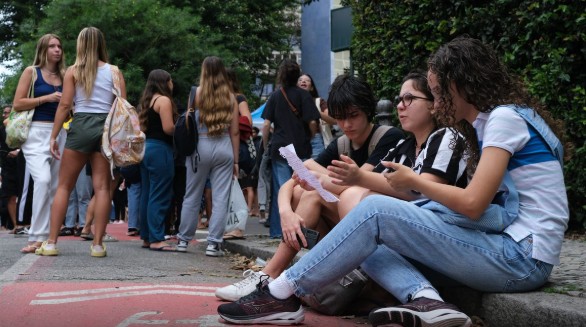 Candidatos do Enem que enfrentaram problemas logísticos ou doenças infectocontagiosas podem solicitar a reaplicação das provas.