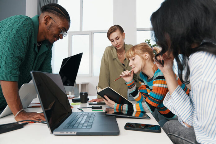 Estudo Sesi/Senai revela o que a Geração Z no trabalho busca: salário (41%), carreira (21%) e qualificação. Saiba como a IA e o modelo híbrido atraem jovens.